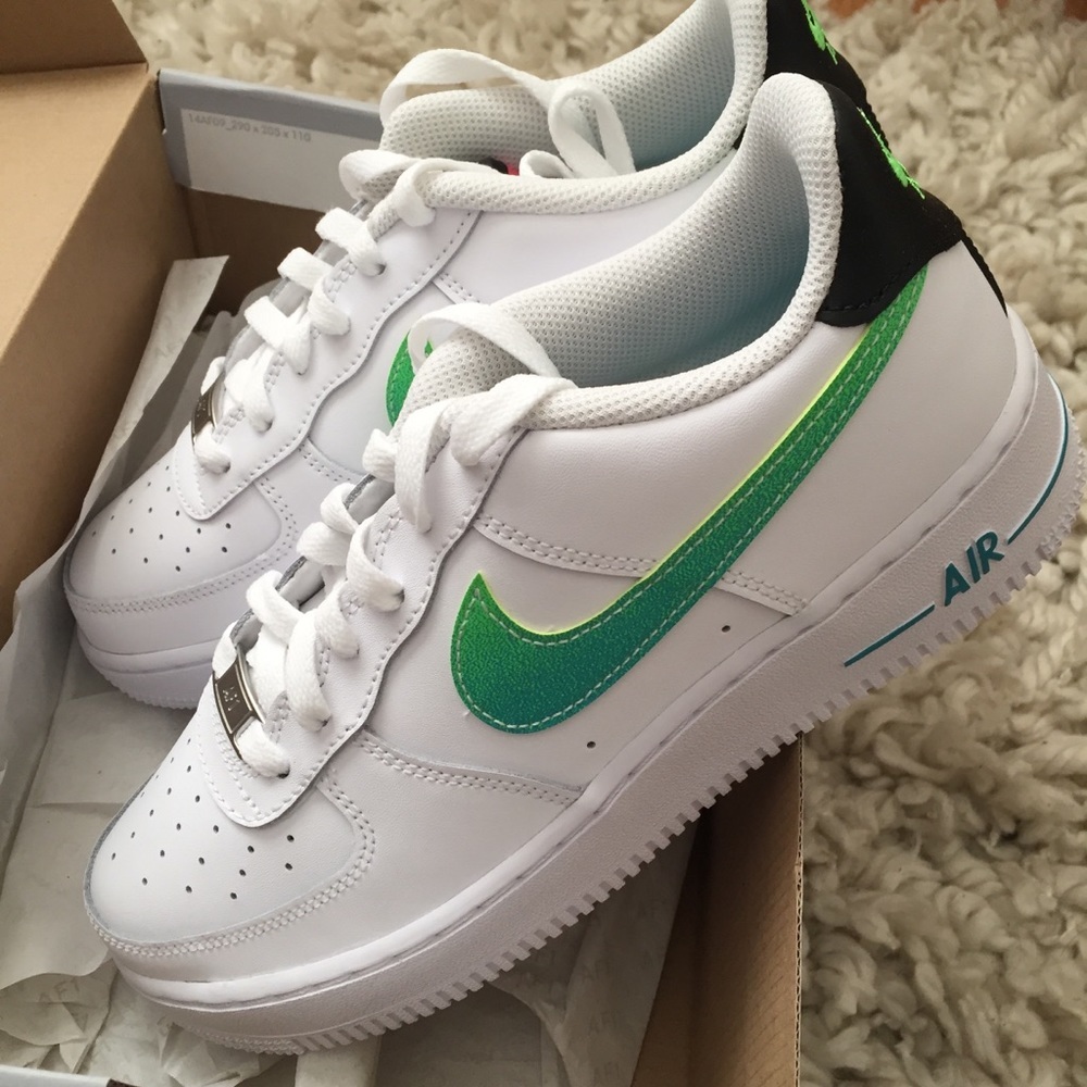 Nike Air Force 1 White Green Swoosh Size 8 NIB